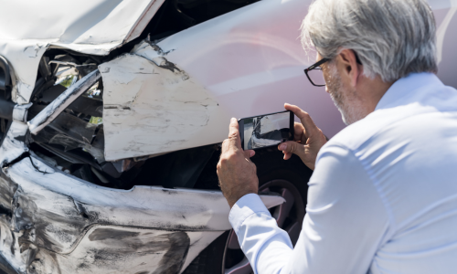 perito haciendo fotos a un coche