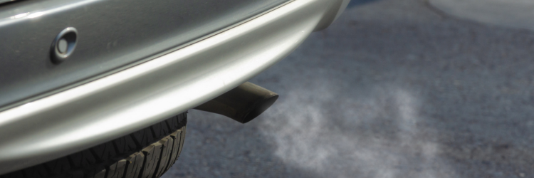 mi coche echa humo blanco y huele a quemado