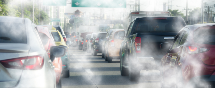 ¿Por qué mi coche echa humo blanco y huele a quemado?
